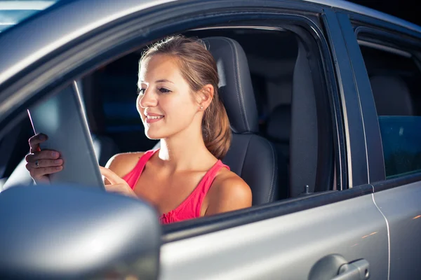 Motorista feminina usando seu computador tablet — Fotografia de Stock