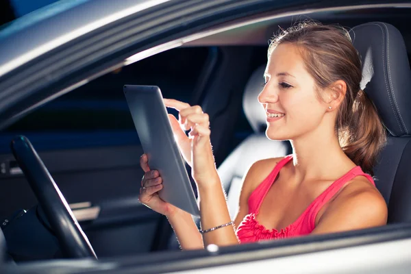 Motorista feminina usando seu computador tablet — Fotografia de Stock