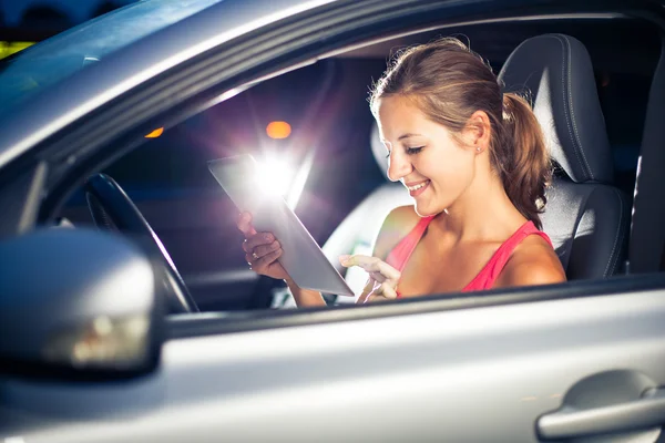 Autofahrerin mit ihrem Tablet-Computer — Stockfoto