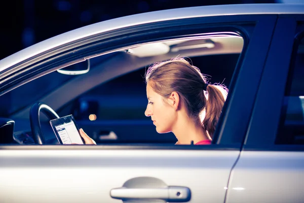 Female driver using her tablet computer — Stock Photo, Image