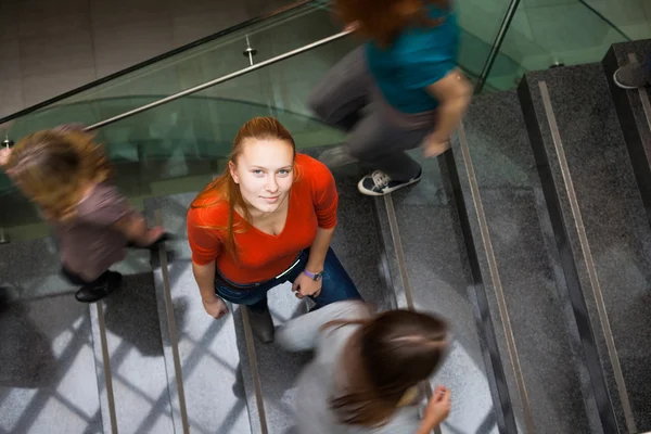 Studentów pędzi w górę i w dół zajęty — Zdjęcie stockowe