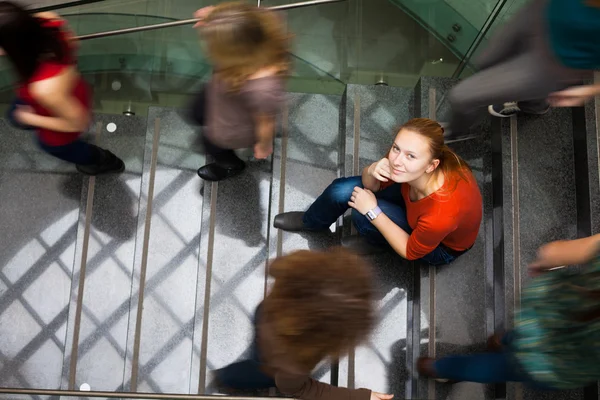 Les étudiants se précipitent vers le haut et vers le bas occupé — Photo