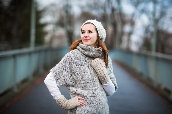 Žena oblečená v teplé vlněné svetr — Stock fotografie