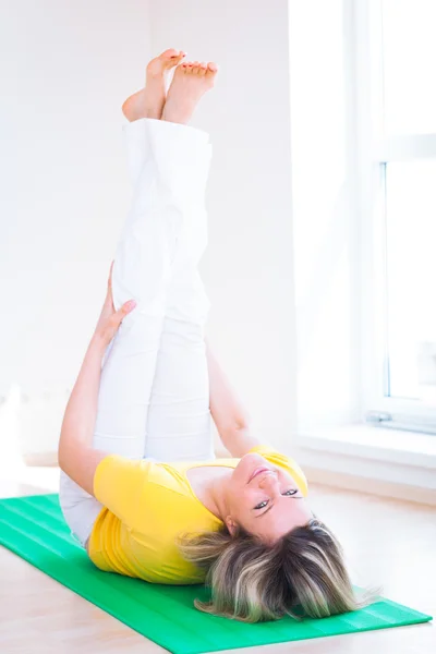 Evde Yoga egzersiz yapıyor kadın — Stok fotoğraf