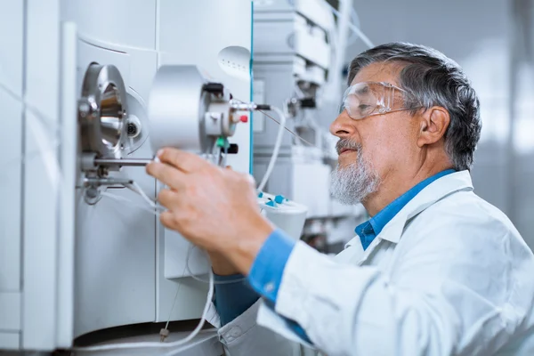 Pesquisador sênior do sexo masculino que realiza pesquisa científica em laboratório — Fotografia de Stock