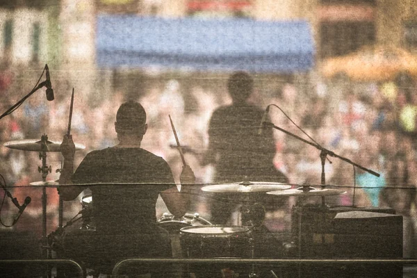 Banda tocando ao vivo em um palco — Fotografia de Stock