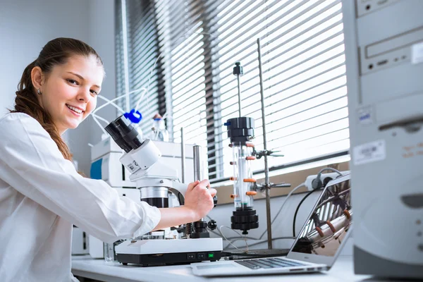 Vrouwelijke chemie student onderzoek verrichten — Stockfoto