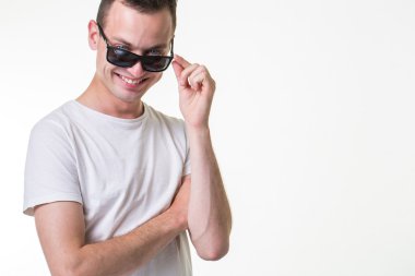 Güneş gözlüklü yakışıklı genç adam.