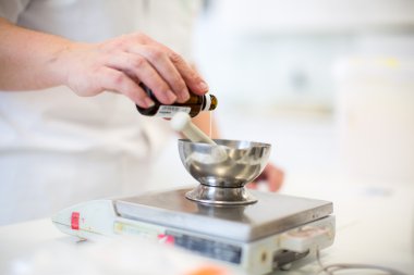 Çalışan iken bir laboratuvarda araştırma Merkezi'nde laboratuar işçinin el