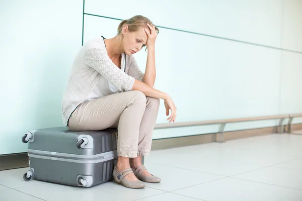 Feminino passageiro frustrado no aeroporto — Fotografia de Stock