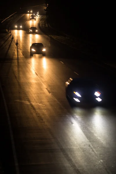 Zajęty autostrady w nocy z samochodów — Zdjęcie stockowe