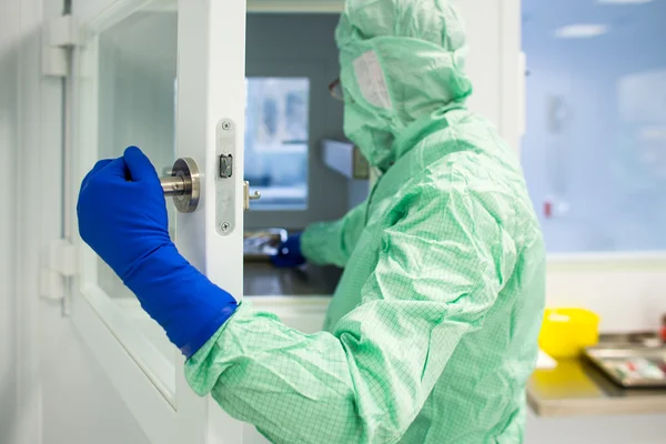 Trabalho em ambiente de laboratório super limpo — Fotografia de Stock