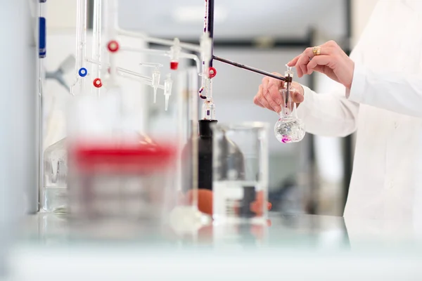 Manos de los trabajadores del laboratorio mientras trabajan en un centro de investigación en un laboratorio — Foto de Stock