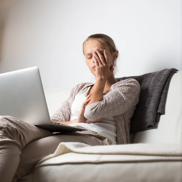 Molto stanca giovane donna — Foto Stock