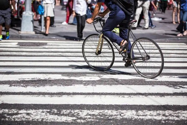 Człowiek na rowerze na przejście na Manhattanie — Zdjęcie stockowe