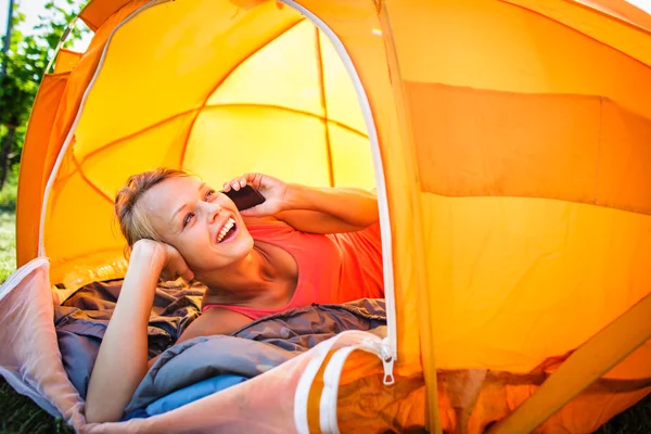 Žena venku camping — Stock fotografie