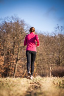 Açık havada çok güzel güneşli bir günde çalışan kadın