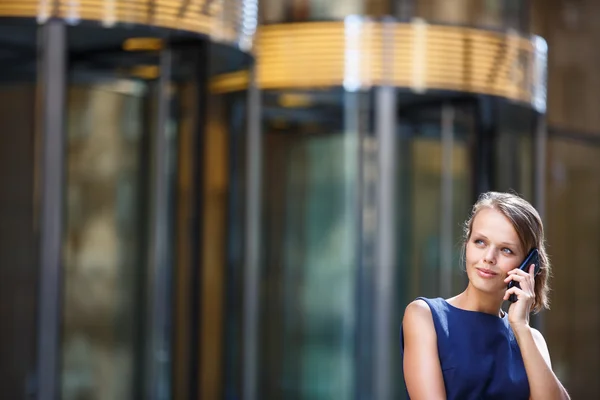 Donna d'affari che chiama al telefono — Foto Stock