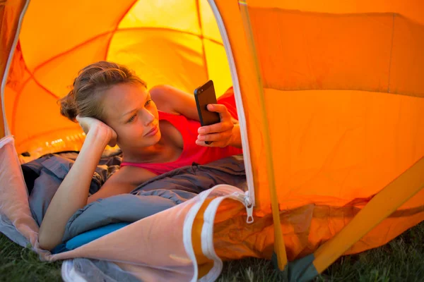 Mujer acampando al aire libre, acostada en la tienda —  Fotos de Stock