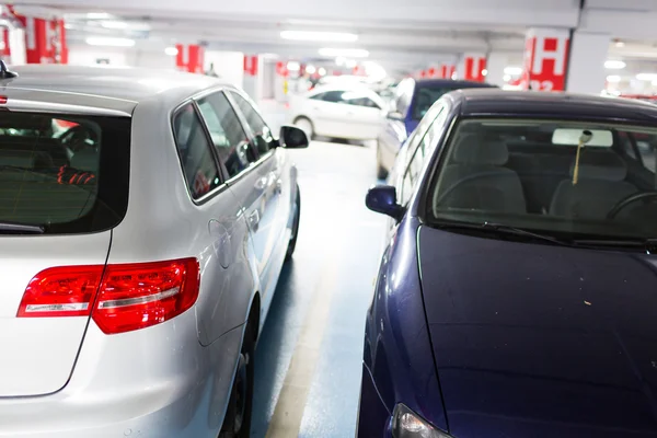 Estacionamento subterrâneo ou garagem — Fotografia de Stock