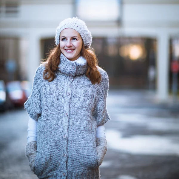 Nő öltözve egy meleg gyapjú kardigán — Stock Fotó