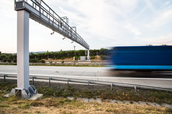 Ciężarówka przechodząc przez bramę opłat na autostradzie — Zdjęcie stockowe