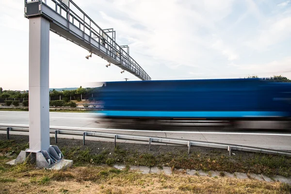 LKW passiert Mautstelle auf einer Autobahn — Stockfoto