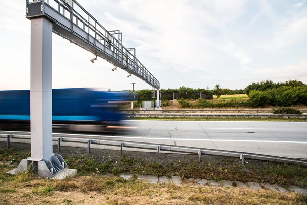 LKW passiert Mautstelle auf einer Autobahn — Stockfoto