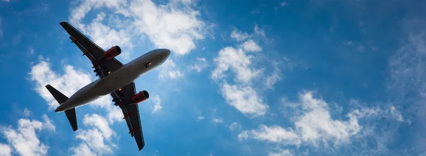 Silhueta escura de um avião — Fotografia de Stock