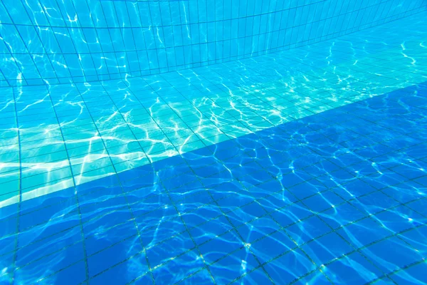 Eau bleue dans une piscine — Photo