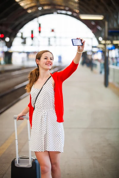 Женщина на вокзале - делает селфи — стоковое фото
