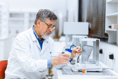 bir laboratuvarda bilimsel araştırmalar yürüten uzman erkek araştırmacı
