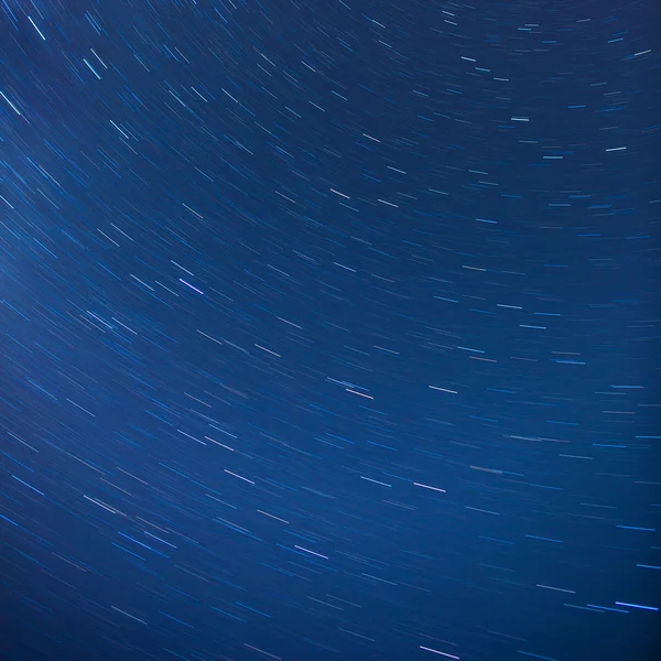 Μονοπάτια αστεριών στο νυχτερινό ουρανό — Φωτογραφία Αρχείου