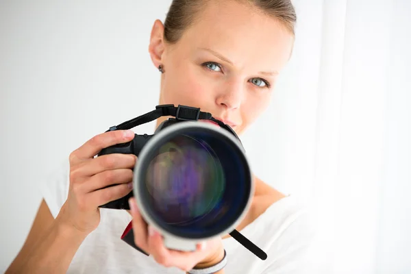 Kobieta fotograf z cyfrowy aparat fotograficzny — Zdjęcie stockowe