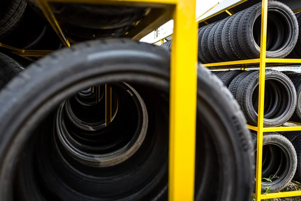 Banden voor verkoop in een winkel band — Stockfoto