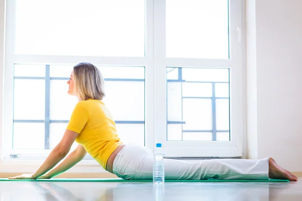 Mooie jonge vrouw doen yoga oefening — Stockfoto