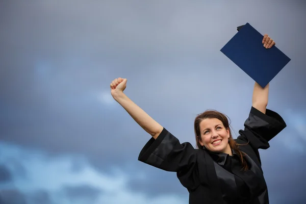 Vrouw vreugdevol vieren haar afstuderen — Stockfoto