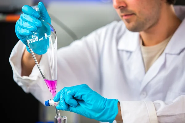 Mannelijke onderzoeker uitvoeren van wetenschappelijk onderzoek in een lab — Stockfoto