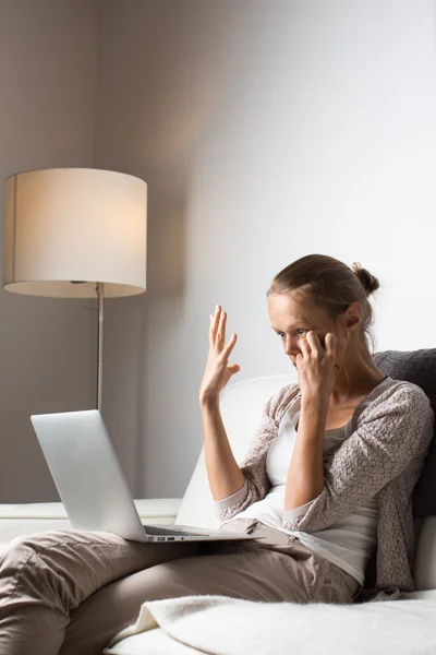 Mycket trött ung kvinna, arbetar sent på kvällen — Stockfoto