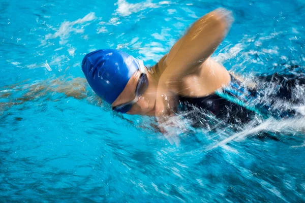 Zwemster in een overdekt zwembad - doen crawl — Stockfoto