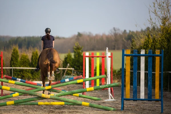 Mujer joven espectáculo saltando con caballo —  Fotos de Stock