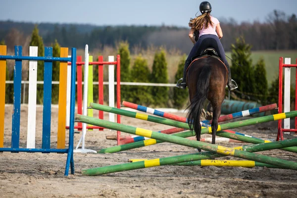 Mujer joven espectáculo saltando con caballo —  Fotos de Stock