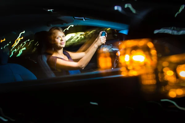 Mujer conduciendo su coche moderno — Foto de Stock