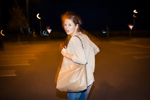 Налякана молода жінка біжить від свого переслідувача — стокове фото