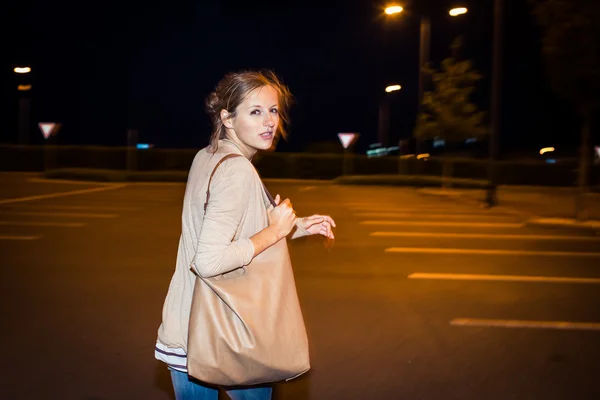Paura giovane donna in fuga dal suo inseguitore — Foto Stock