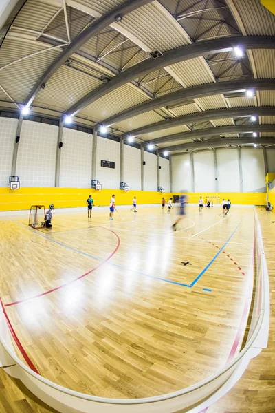 Moderne multifunctionele gymnasium met jonge mensen — Stockfoto