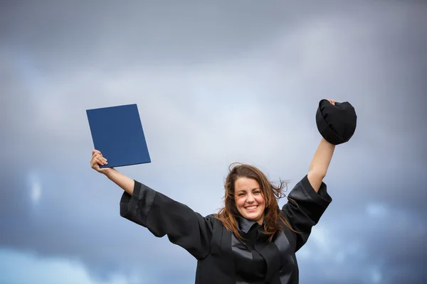 Vrouw vreugdevol vieren haar afstuderen — Stockfoto