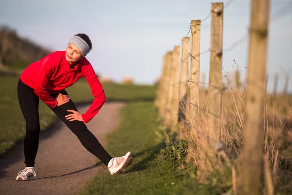 Vrouw op haar avond jog — Stockfoto