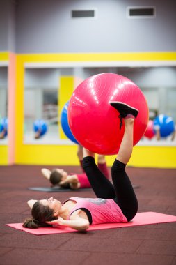 Spor salonunda pilates sınıfındaki bir grup insan.