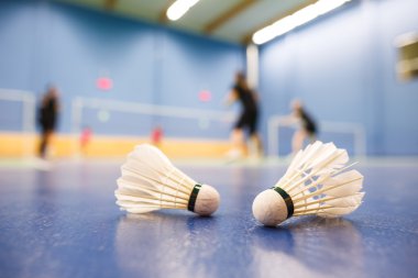 Badminton - badminton kortu oyuncularla rekabet